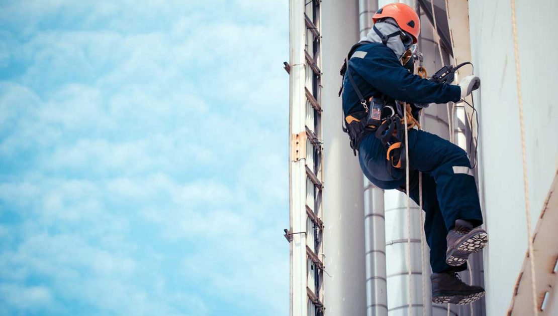 پیچ و رولپلاک سنگ نما با طناب: راهکار ایمن و اقتصادی 