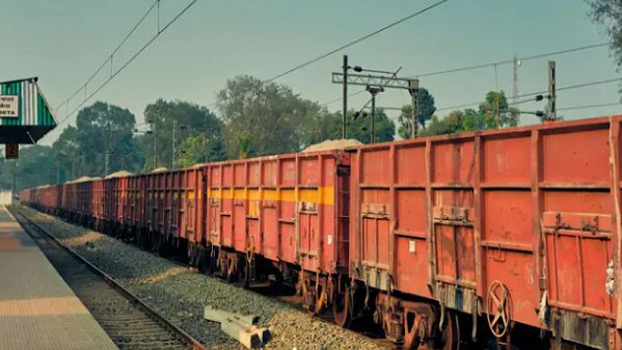 حرکت نخستین قطار صادراتی کلینکر از هشتگرد به ترکیه