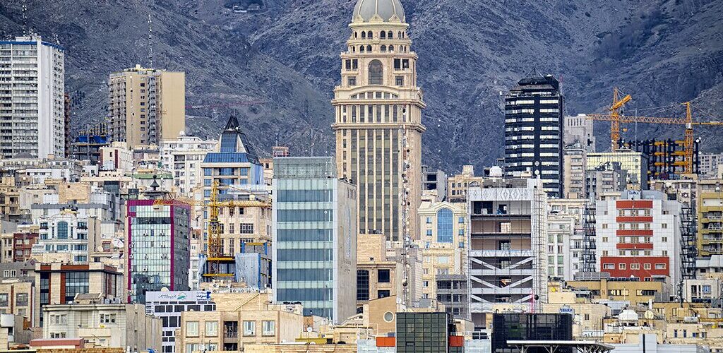 احتکار ۳۷ میلیون مترمربع ملک توسط بانک‌ها، عامل تشدید قیمت مسکن است