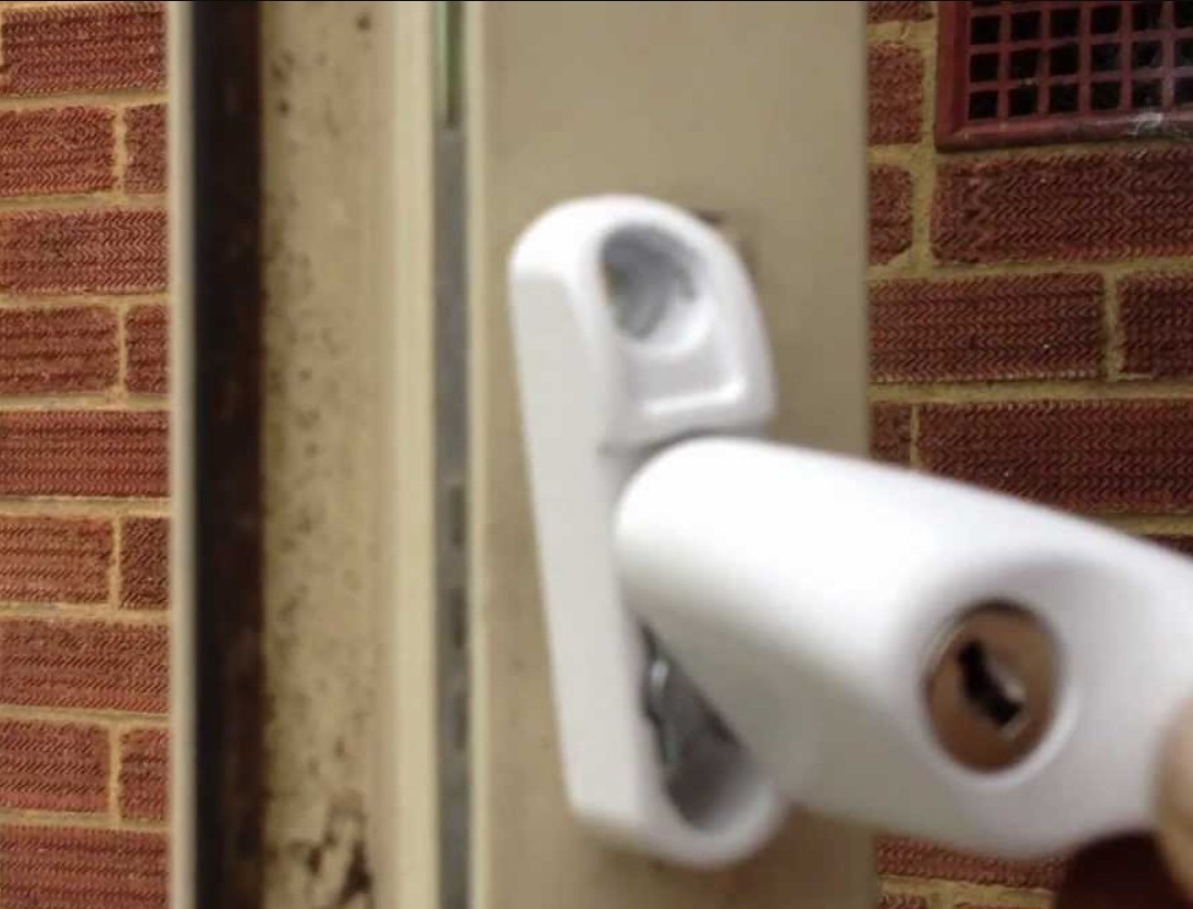 خراب شدن دستگیره پنجره دوجداره