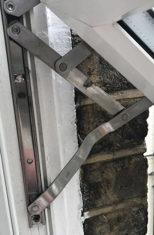 کیفیت پایین دستگیره و قطعات یراق علت خراب شدن دستگیره پنجره دوجداره