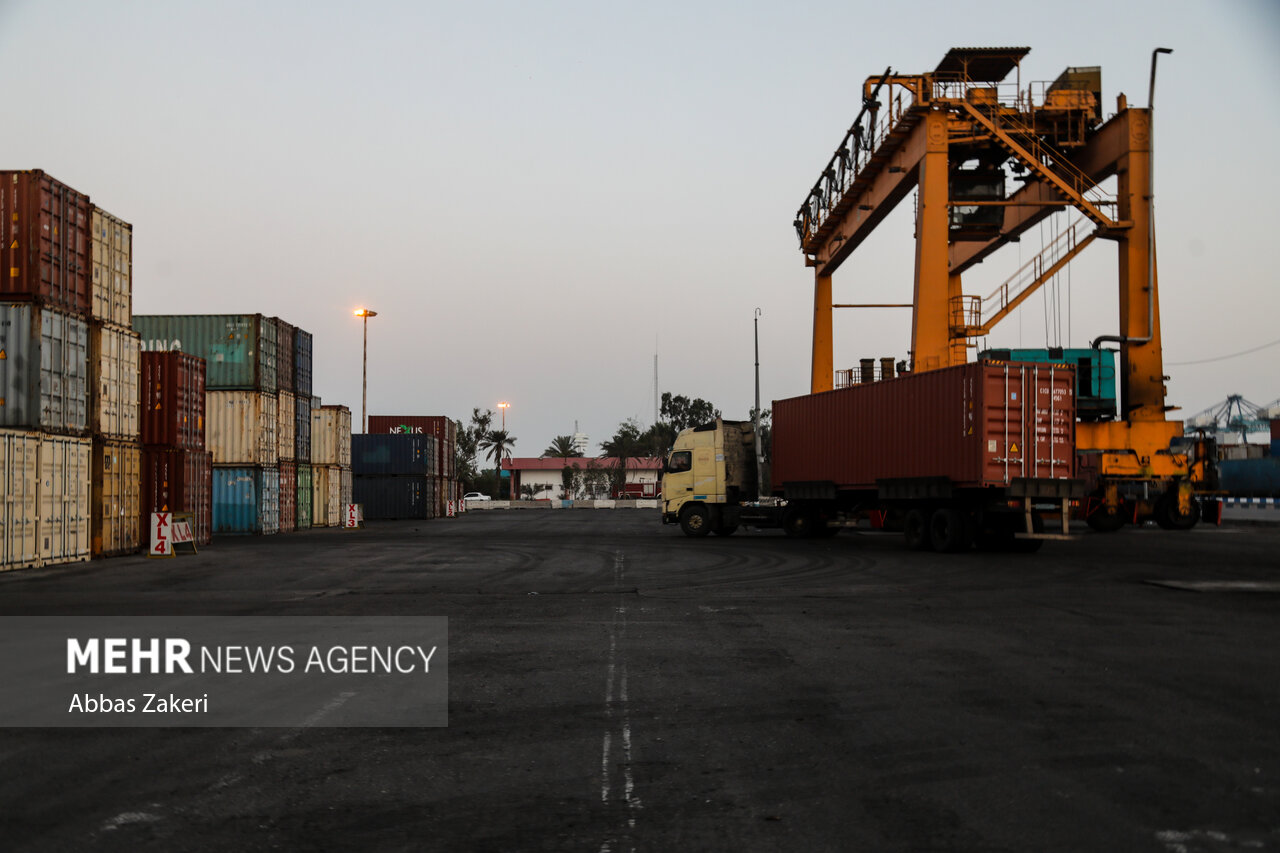 تخلیه موفق دو نگله فوق‌سنگین در اسکله ۳۵ بندر شهید رجایی