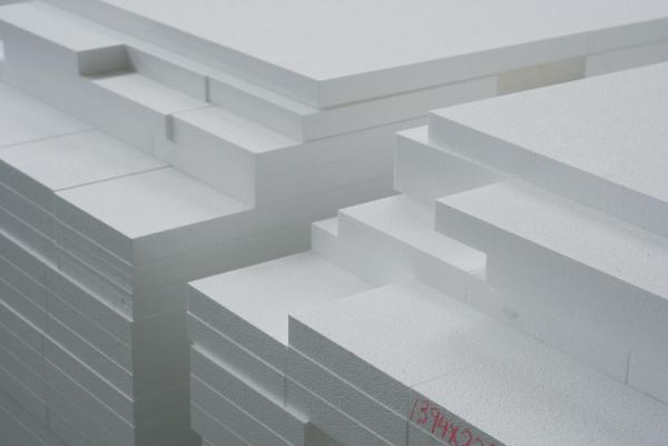 صفحه عایق پلی‌استایرن EPS برای سقف ساختمان، نشان‌دهنده ساختار سلولی و وزن سبک