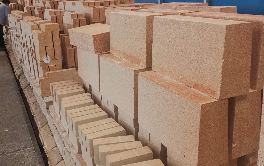 آجر نسوز فایرکلای در حالت نصب نما، نشانگر کیفیت بالا و مقاومت حرارتی