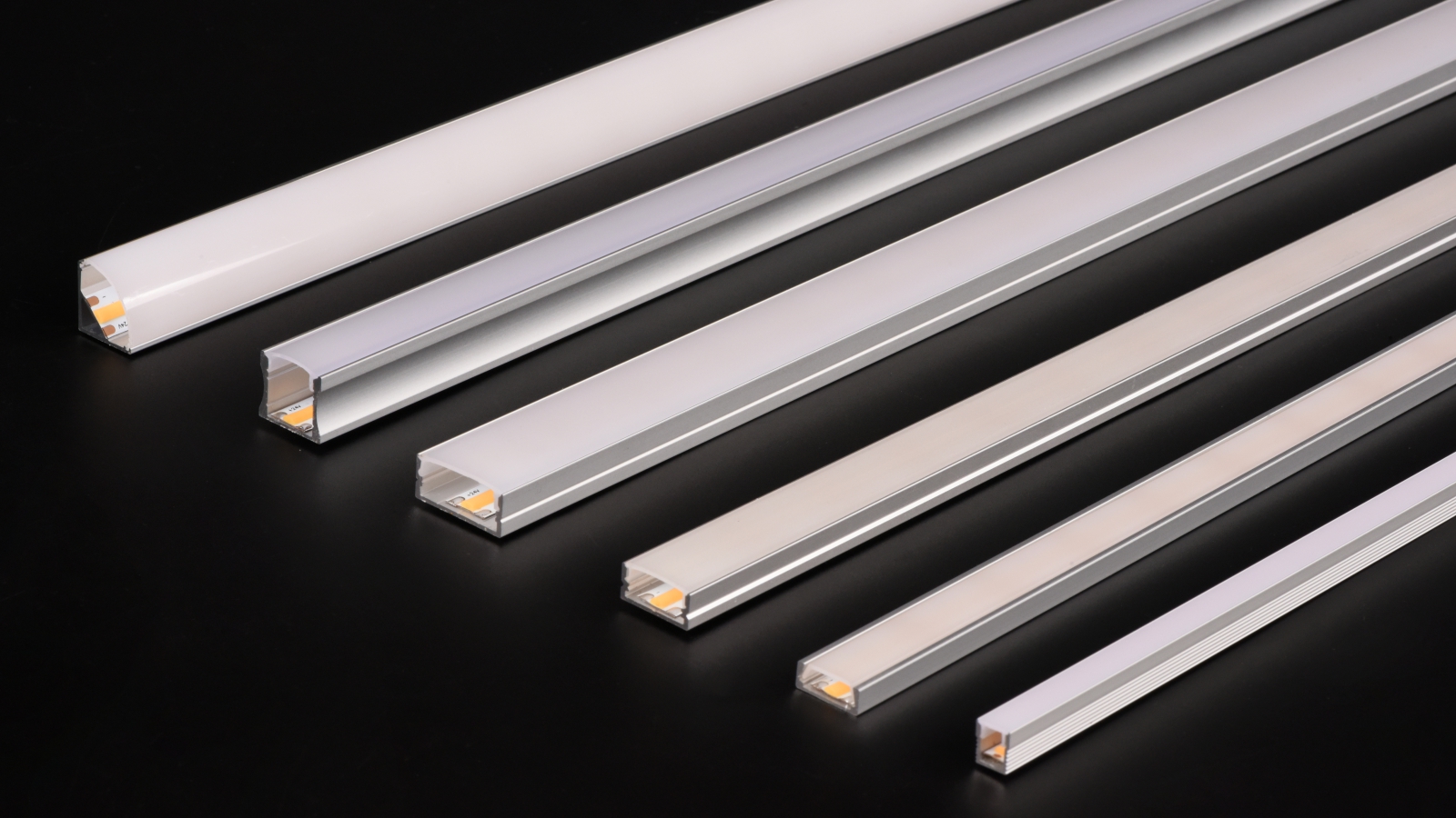 نصب نوارهای LED در پروفیل‌های سقف مخفی با استفاده از ابزارهای تخصصی