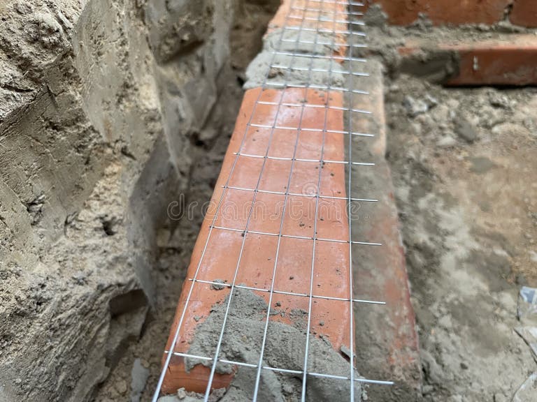 شبکه فولادی افقی در دیوار سفالی برای توزیع نیروهای زلزله