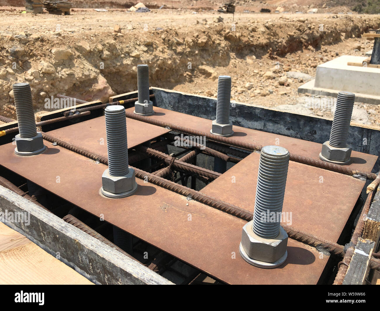 فرمورک و reinforcing بولتهای فلزی برای نصب ستونهای فولادی بر روی فونداسیون