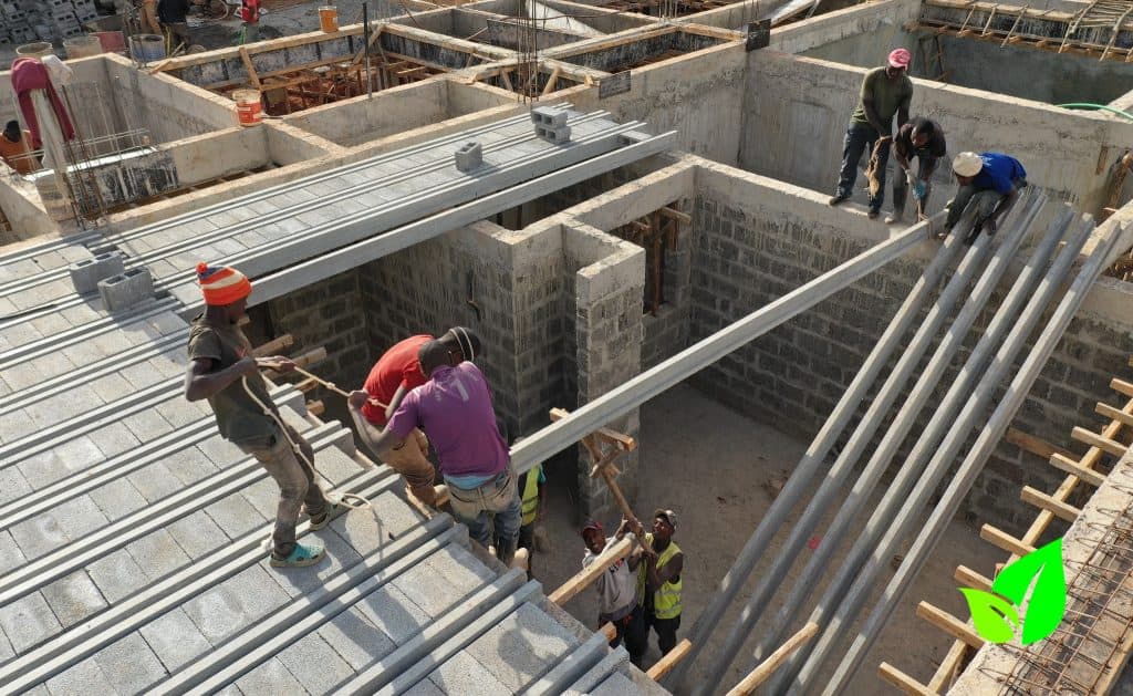 نصب تیرهای پیش‌ساخته در سقف تیرچه بلوک